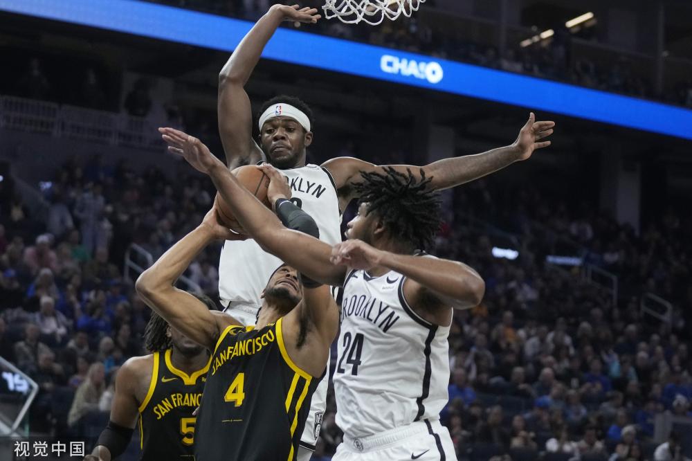 的表现感到 的表现感到